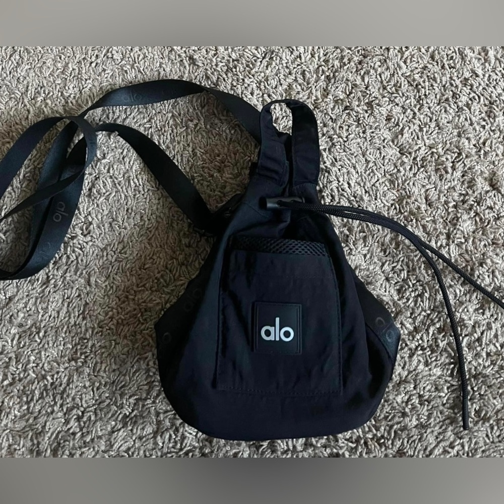 Alo bag (Lululemon) for $50. Store price is $78. Used twice; perfect condition.